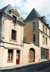 Fototapeta na wymiar Ville d'Argentan, hôtel particulier et porche dans le centre historique, département de l'Orne, France