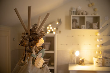 Habitación infantil en tonos crema con luces