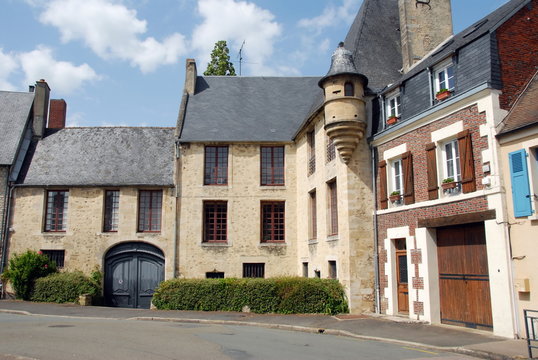 Ville d'Argentan, maison de style en centre ville, tourelle, d&eacute;partement de l'Orne, France
