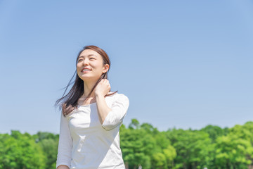 笑顔の女性　屋外