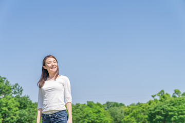 笑顔の女性　屋外