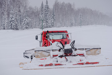 Level the ski slope. Technique for leveling the ski slope.
