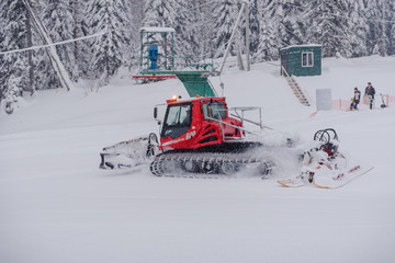 Level the ski slope. Technique for leveling the ski slope.