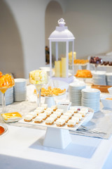 bonita mesa com várias sobremesas