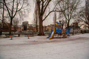 bonita paisagem de parque de diversões com neve