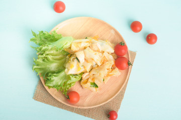 Kuaitiao khua kai, stir fried rice noodles chicken with fresh iceberg and tomato
