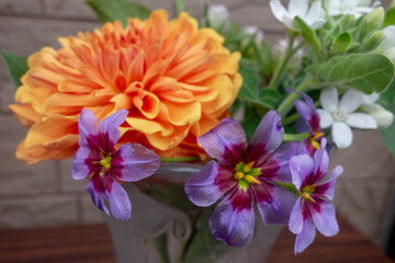 花瓶の中のカラフルな秋の花