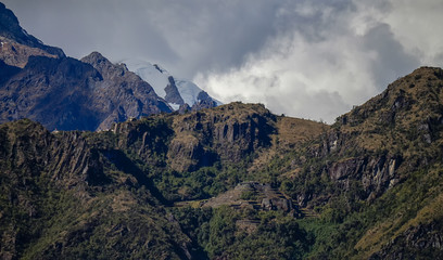 construcción antigua en montañas alejadas