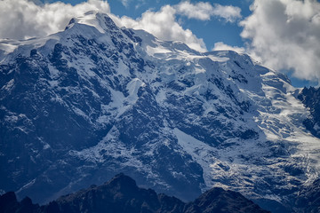 imponente montaña nevada rocas y hielo en la cumbre