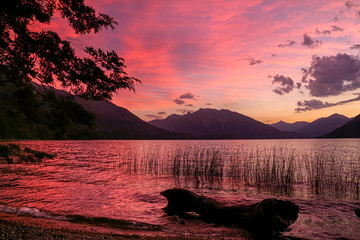 Hermoso atardecer en lago tranquilo