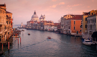 Hermoso Atardecer en los canales de Venecia  - obrazy, fototapety, plakaty