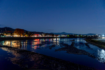 Fototapeta premium 京都嵐山の嵯峨中ノ島から見た桂川の夜景