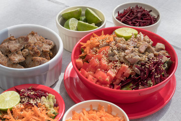 Bowl oriental de carne con condimentos 