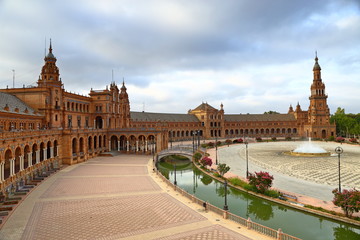 Obraz premium Scenic view of Beautiful architecture Plaza de Espana (Spainish Square) in Maria Luisa Park, Seville, Spain.