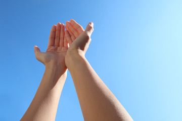 青空に伸びる手