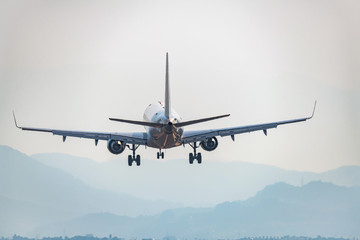 着陸する旅客機