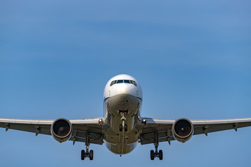 着陸する旅客機