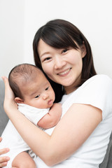 赤ちゃんを抱いた若い女性