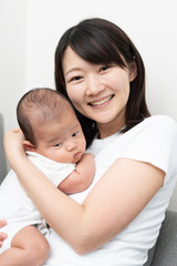 赤ちゃんを抱いた若い女性