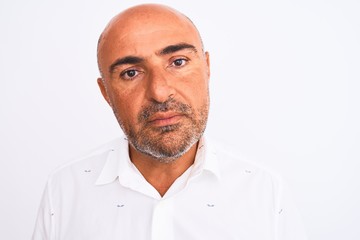 Obraz premium Middle age handsome man wearing elegant shirt standing over isolated white background with a confident expression on smart face thinking serious