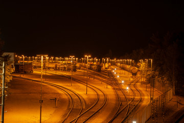 ein Bahnhof bei Nacht