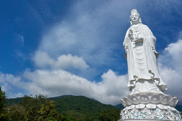 Obraz premium DA NANG, VIETNAM - NOVEMBER 20, 2019: Lady Buddha Statue at Linh Ung Pagoda in Son Tra Mountain in Da nang city Vietnam