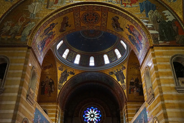 Fototapeta na wymiar Interior architecture and mosaic design of 'Cathedral Basilica of Saint Louis' Roman Catholic church located in the Central West End area of St. Louis- Missouri, United States