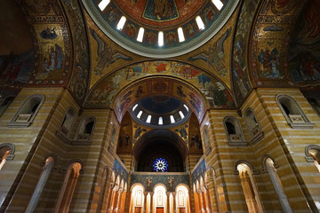 Obraz premium Interior architecture and mosaic design of 'Cathedral Basilica of Saint Louis' Roman Catholic church located in the Central West End area of St. Louis- Missouri, United States