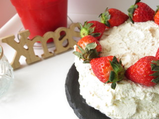 苺のクリスマスケーキとキャンドル