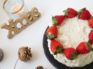 苺のクリスマスケーキとキャンドル