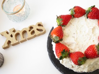 苺のクリスマスケーキとキャンドル