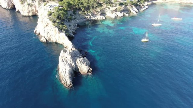 playa de mallorca con aguas cristalinas de color turquesa concepto de vacaciones verano y viajar