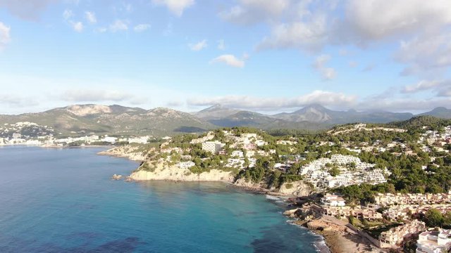 playa de mallorca con aguas cristalinas de color turquesa concepto de vacaciones verano y viajar