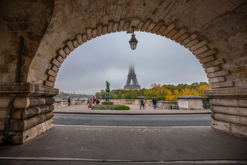 LA TOUR EIFFEL