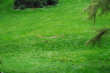 Pelouse verte avec zone protégée. Parc des Buttes Chaumont. Paris.