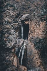 Catarata cascada en medio de la monta&ntilde;a 