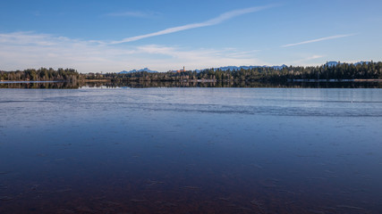 Kirchsee gefroren, Hintergrund Wendelstein, Reutberg