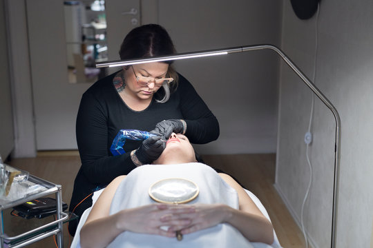 Permanent make up treatment