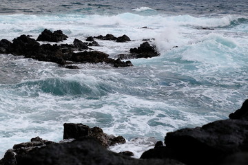 파도치는 아름다운 겨울 바다
