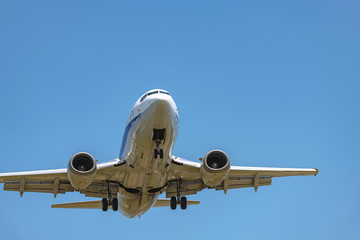 飛び立つ旅客機