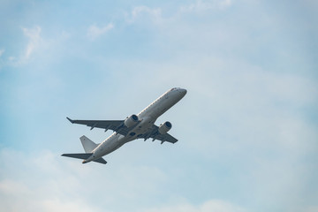 飛び立つ旅客機