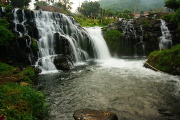 Obraz premium Wodospad Belawan znajduje się w regionie górskim Ijen i jest jednym z celów turystycznych w dzielnicy Bondowoso, woda jest czysta i świeża, a powietrze jest chłodne, dzięki czemu można się zrelaksować
