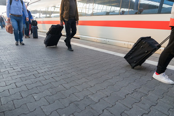 Streetlife: Menschen mit Gepäck bei der Ankunft am Bahnsteig
