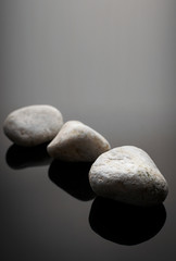 Fototapeta na wymiar pedras brancas em fundo preto