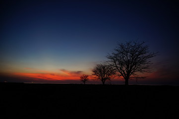 Naklejka premium sunset and sunrise is the beauty of nature that is at the end of the night and evening gives the perfect color to the sky so that the clouds look beautiful to look at.