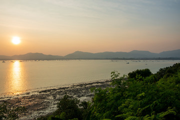 Obraz premium The sun sets on beautiful beach in Thailand, Phuket.