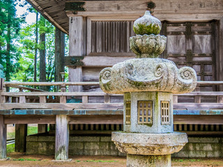 Paysage japonais traditionnel au milieu des temples dans la fôret de Koyasan, au Japon