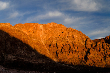el sol bañando la cordillera