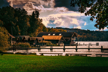 Dynamische Wolkenformationen über dem Starnberger See