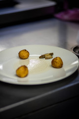 Pomme dauphine et champignon dans une assiette blanche